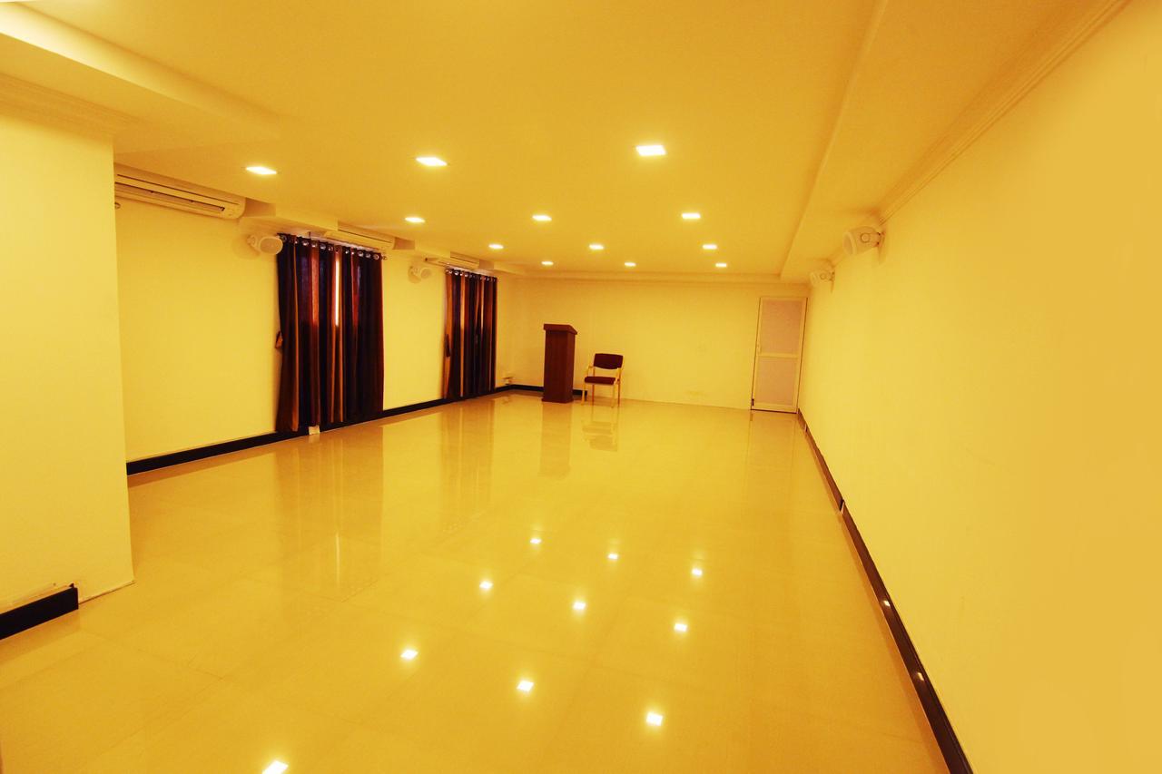 Oyo 18604 Puthens Capitol Inn Kochi Екстериор снимка