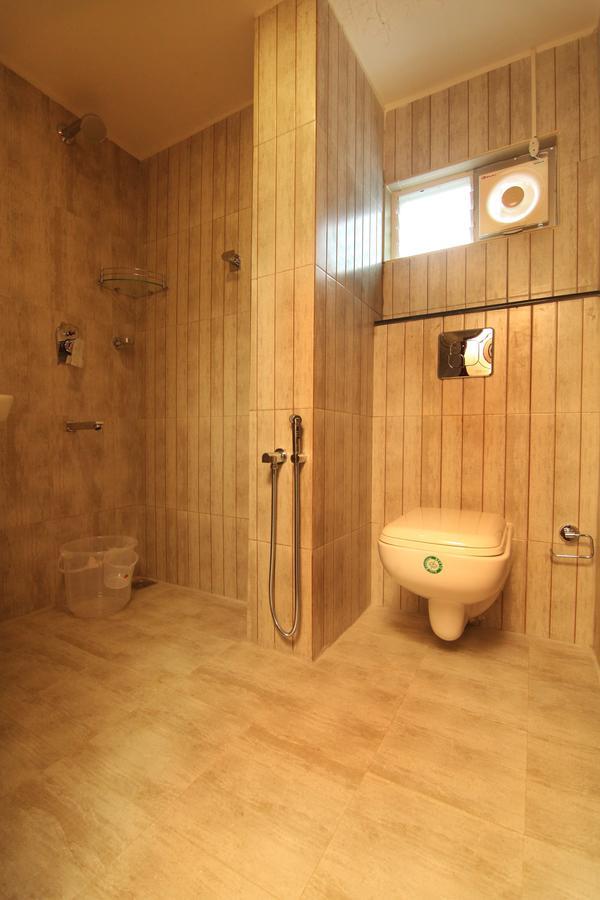 Oyo 18604 Puthens Capitol Inn Kochi Екстериор снимка