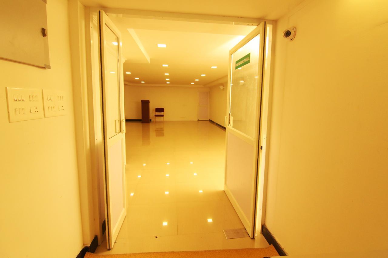Oyo 18604 Puthens Capitol Inn Kochi Екстериор снимка