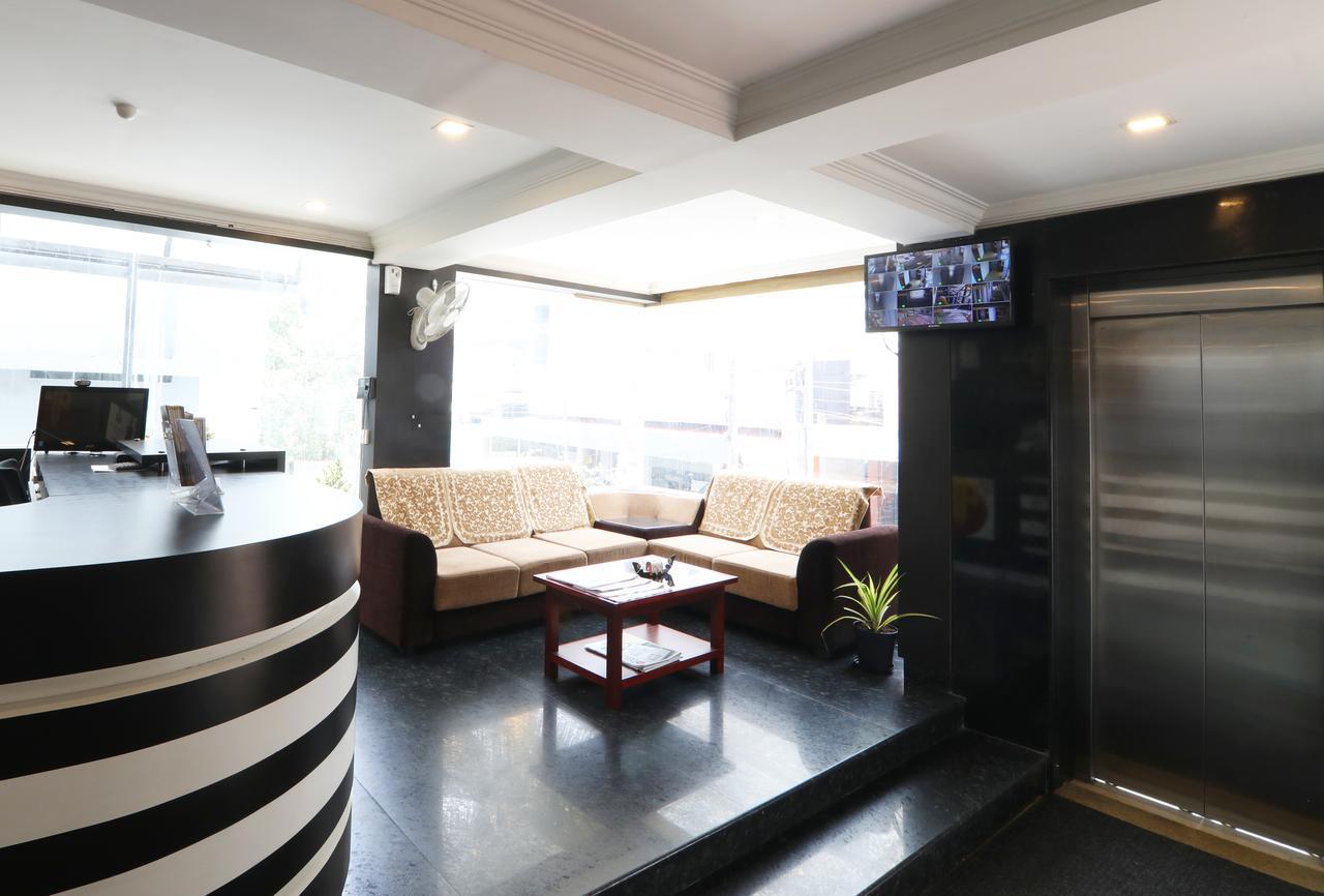 Oyo 18604 Puthens Capitol Inn Kochi Екстериор снимка