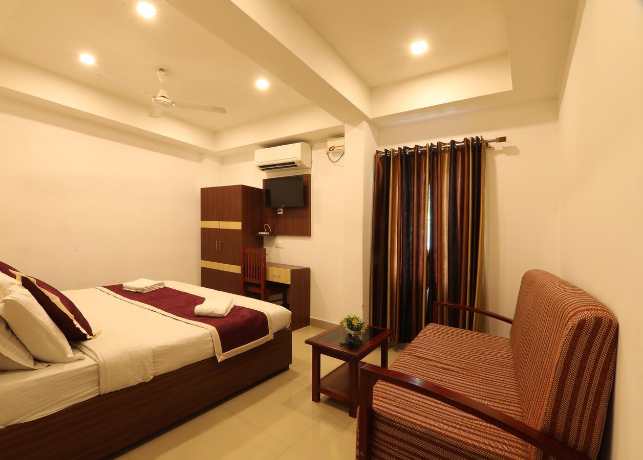 Oyo 18604 Puthens Capitol Inn Kochi Екстериор снимка