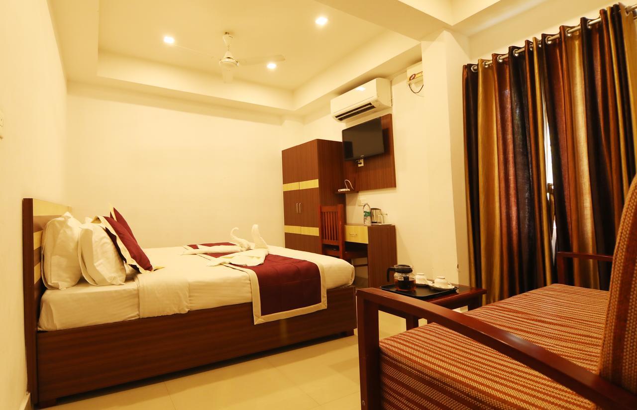 Oyo 18604 Puthens Capitol Inn Kochi Екстериор снимка
