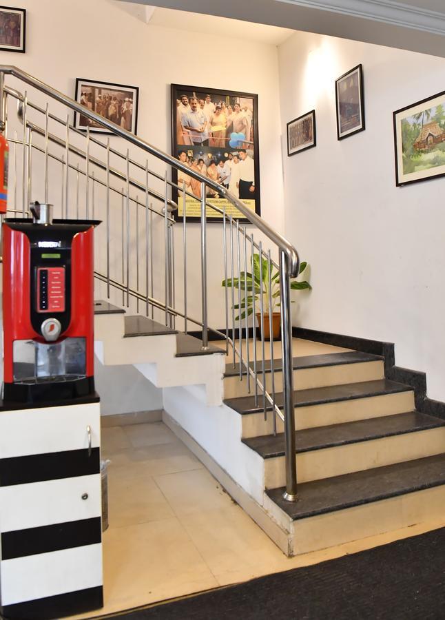 Oyo 18604 Puthens Capitol Inn Kochi Екстериор снимка