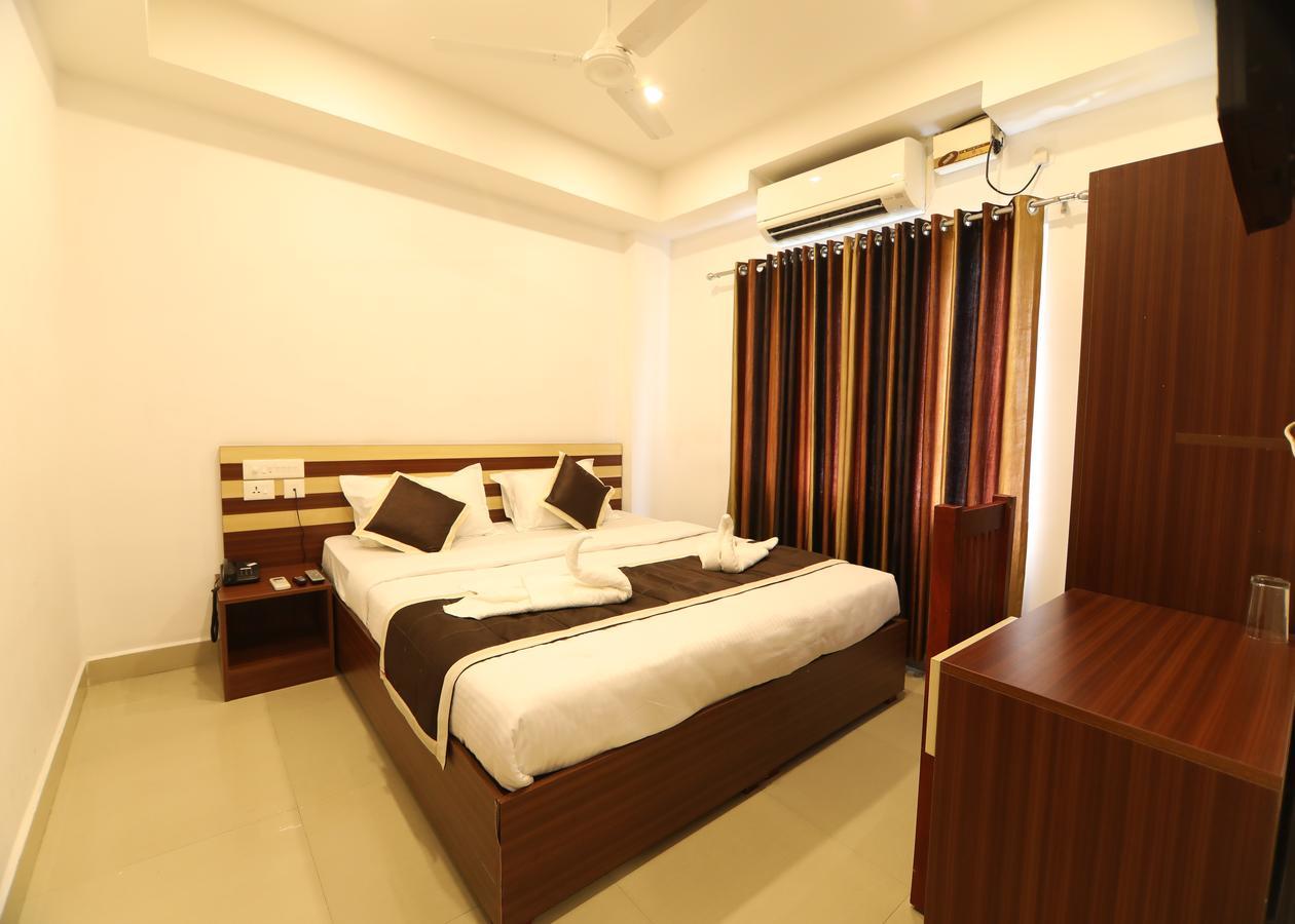 Oyo 18604 Puthens Capitol Inn Kochi Екстериор снимка