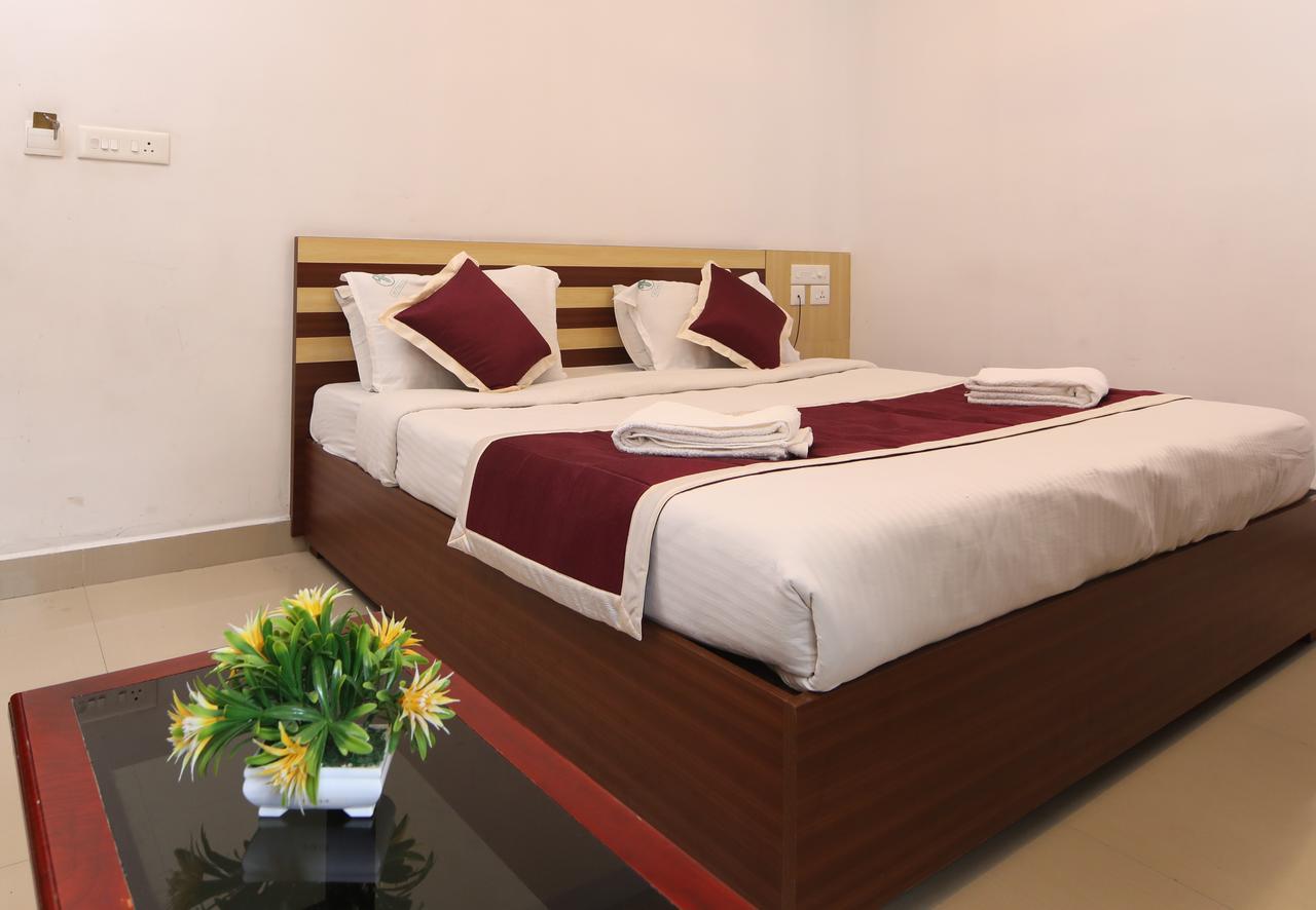 Oyo 18604 Puthens Capitol Inn Kochi Екстериор снимка