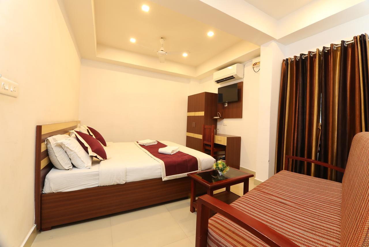 Oyo 18604 Puthens Capitol Inn Kochi Екстериор снимка