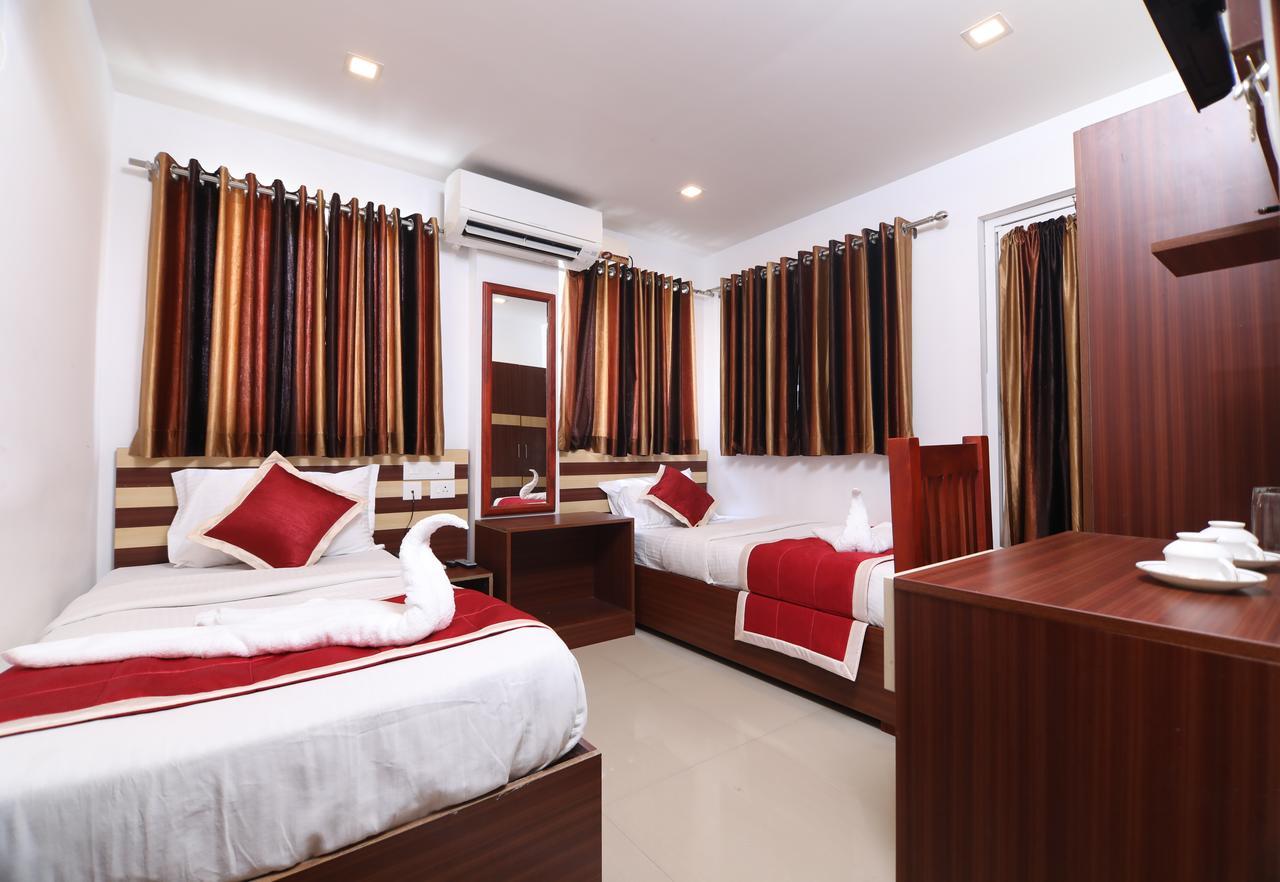 Oyo 18604 Puthens Capitol Inn Kochi Екстериор снимка