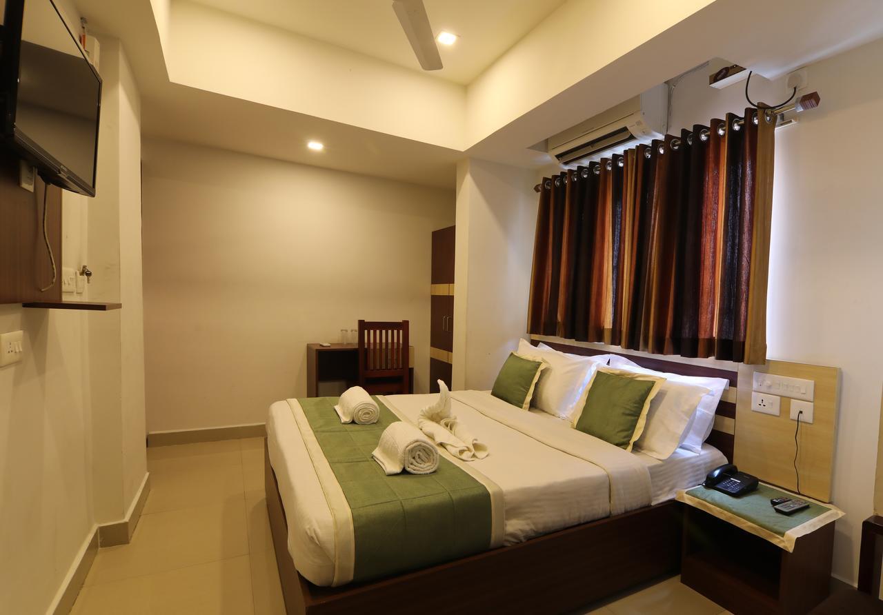 Oyo 18604 Puthens Capitol Inn Kochi Екстериор снимка