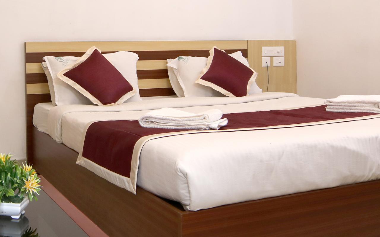 Oyo 18604 Puthens Capitol Inn Kochi Екстериор снимка