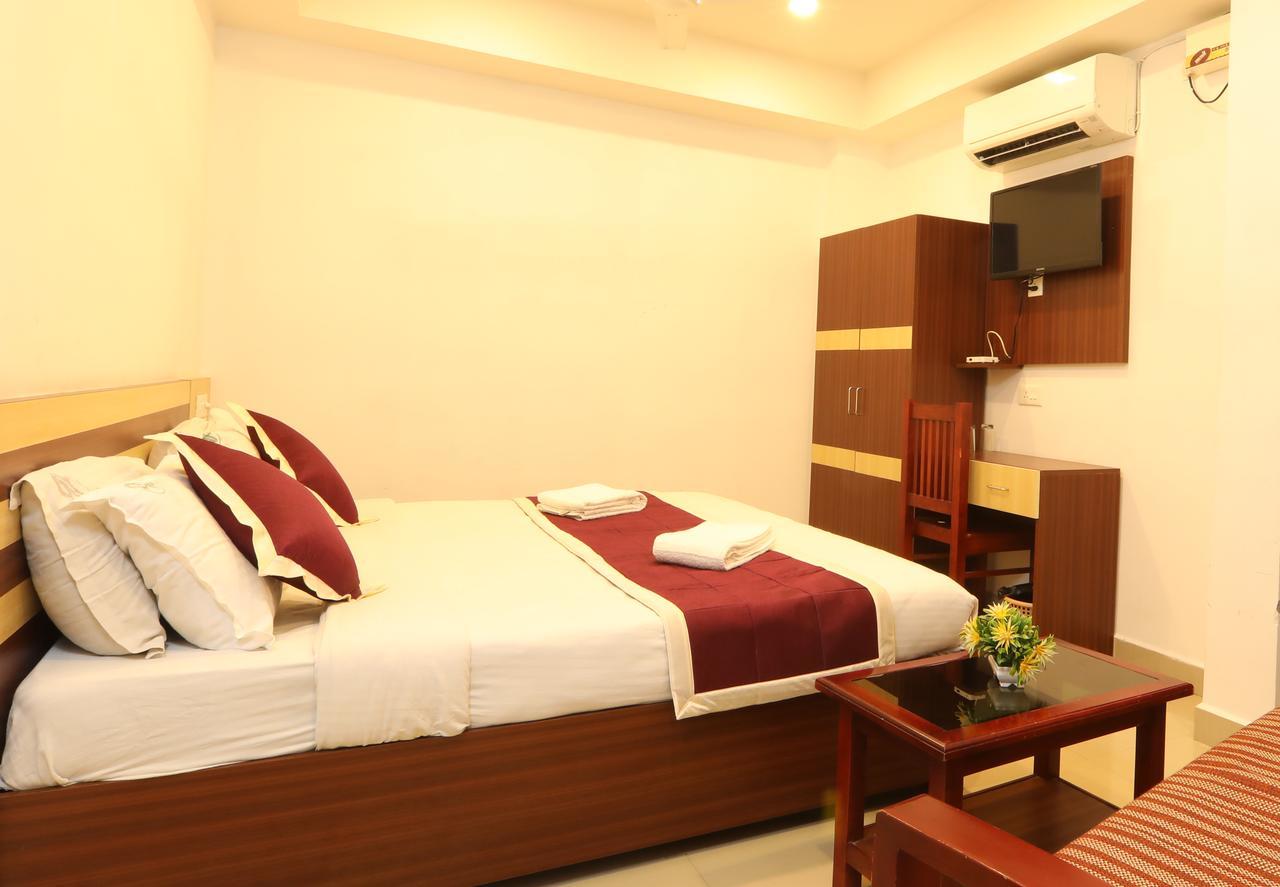 Oyo 18604 Puthens Capitol Inn Kochi Екстериор снимка