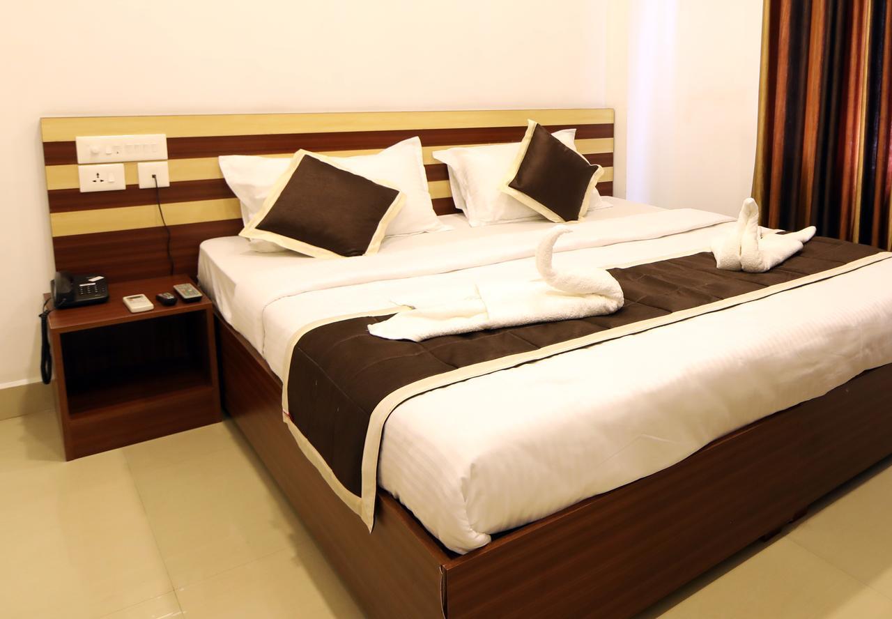 Oyo 18604 Puthens Capitol Inn Kochi Екстериор снимка
