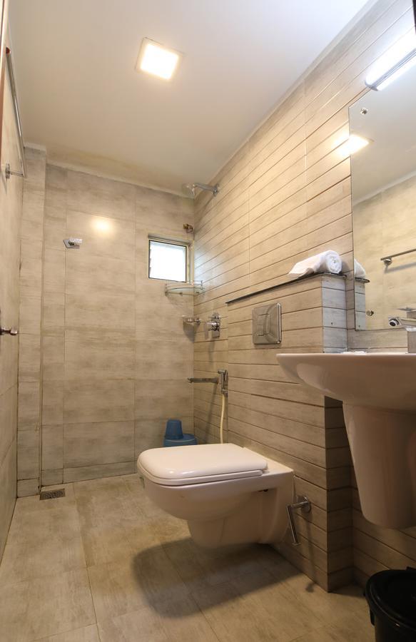 Oyo 18604 Puthens Capitol Inn Kochi Екстериор снимка