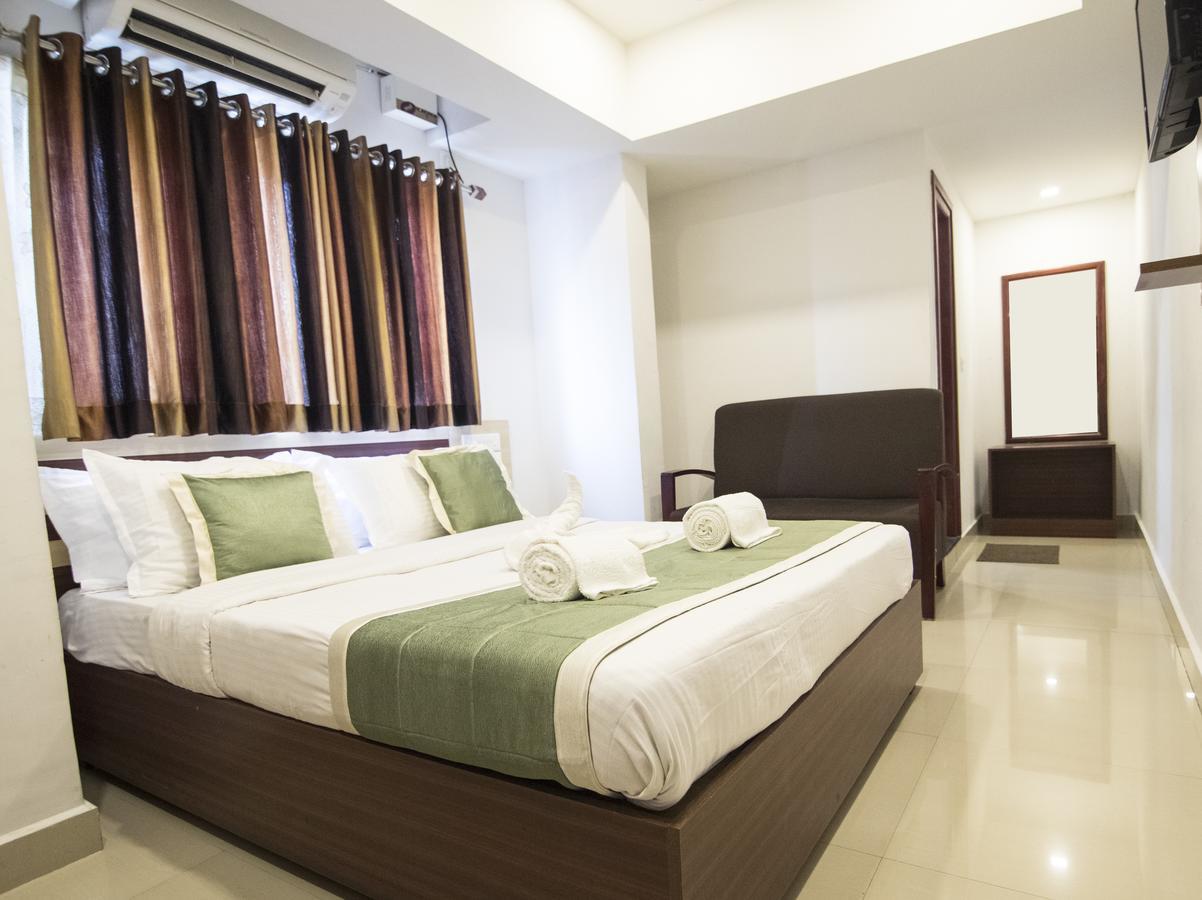 Oyo 18604 Puthens Capitol Inn Kochi Екстериор снимка