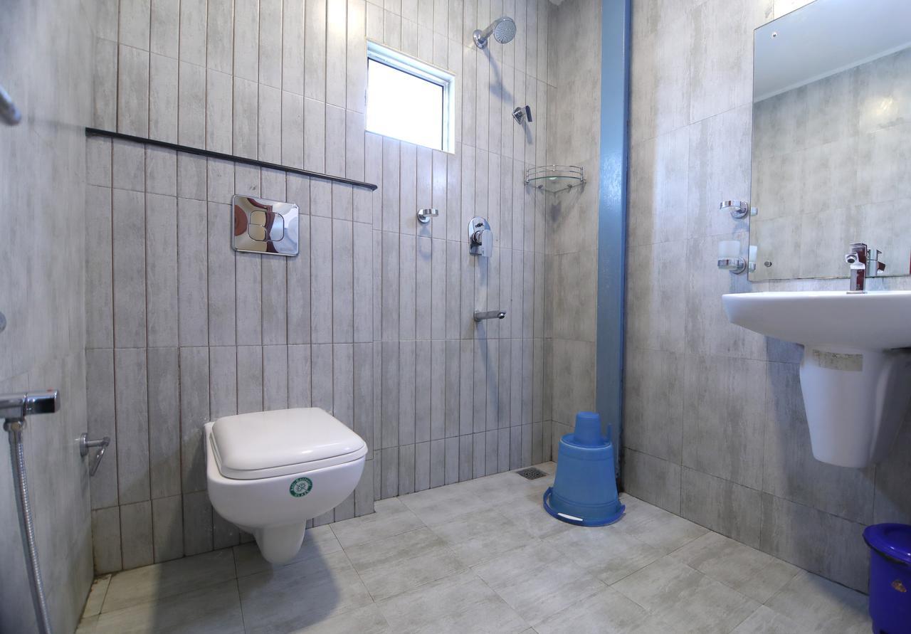 Oyo 18604 Puthens Capitol Inn Kochi Екстериор снимка