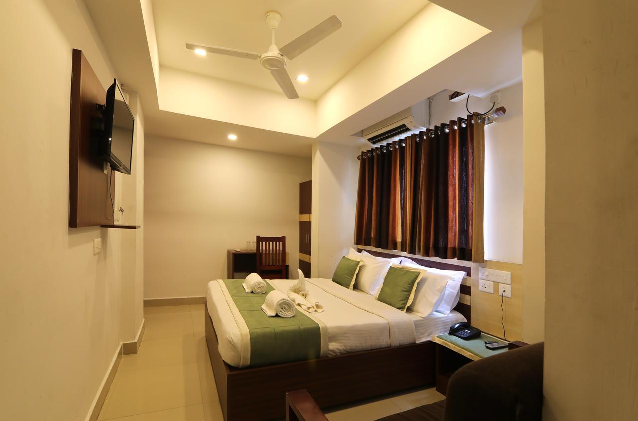 Oyo 18604 Puthens Capitol Inn Kochi Екстериор снимка
