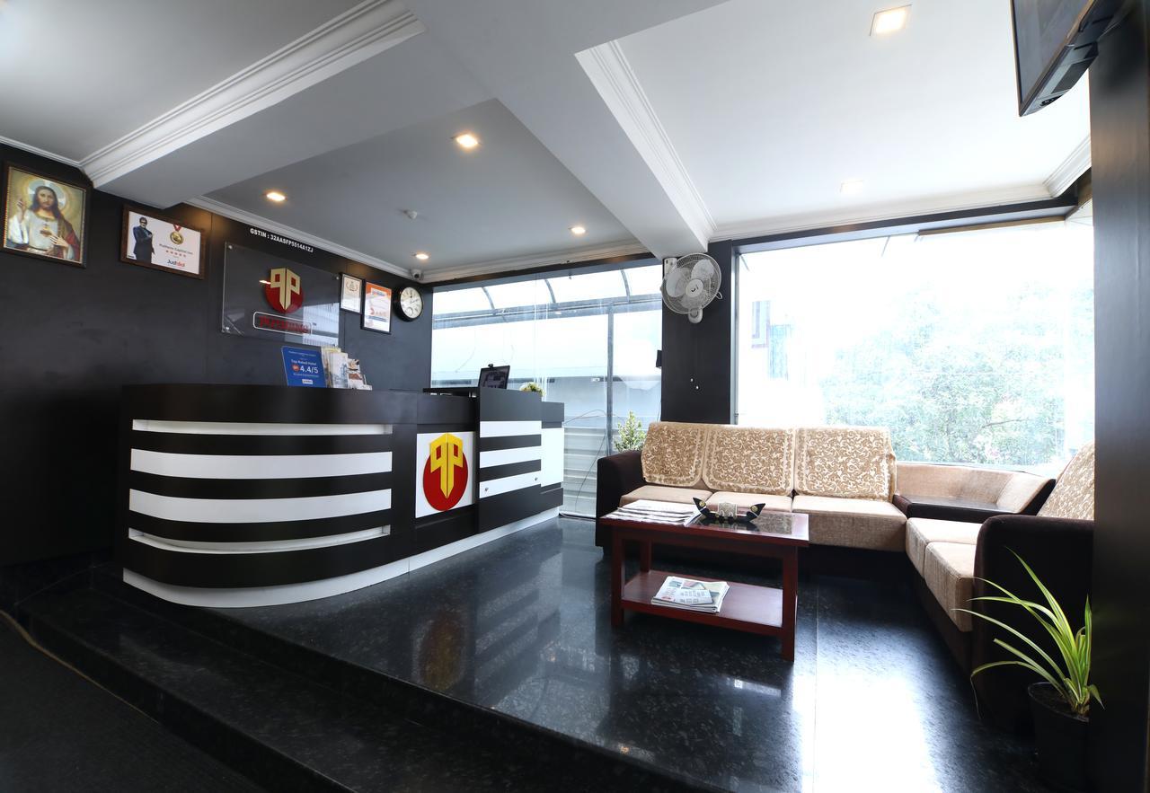 Oyo 18604 Puthens Capitol Inn Kochi Екстериор снимка