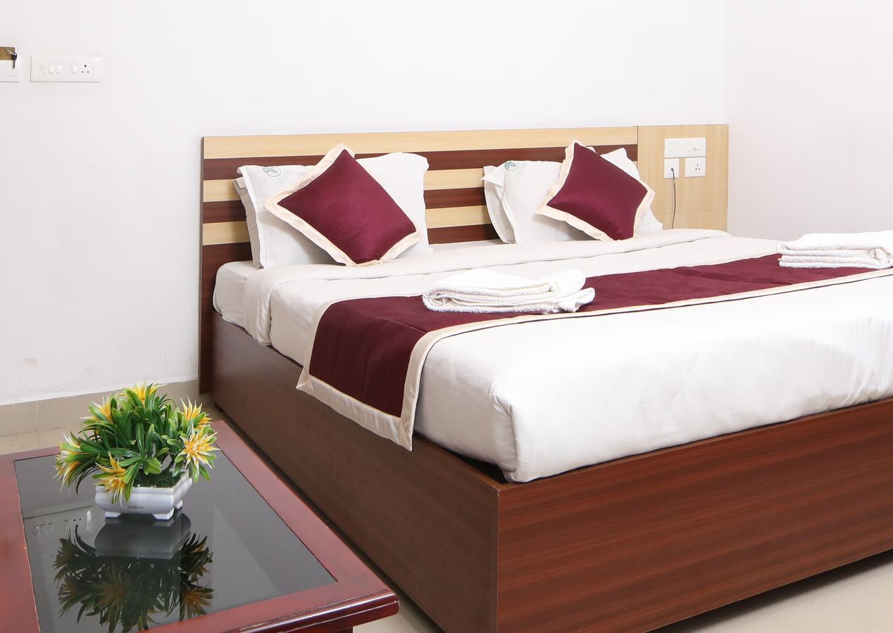 Oyo 18604 Puthens Capitol Inn Kochi Екстериор снимка