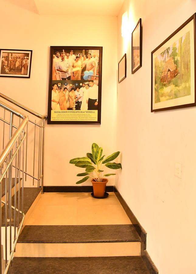 Oyo 18604 Puthens Capitol Inn Kochi Екстериор снимка