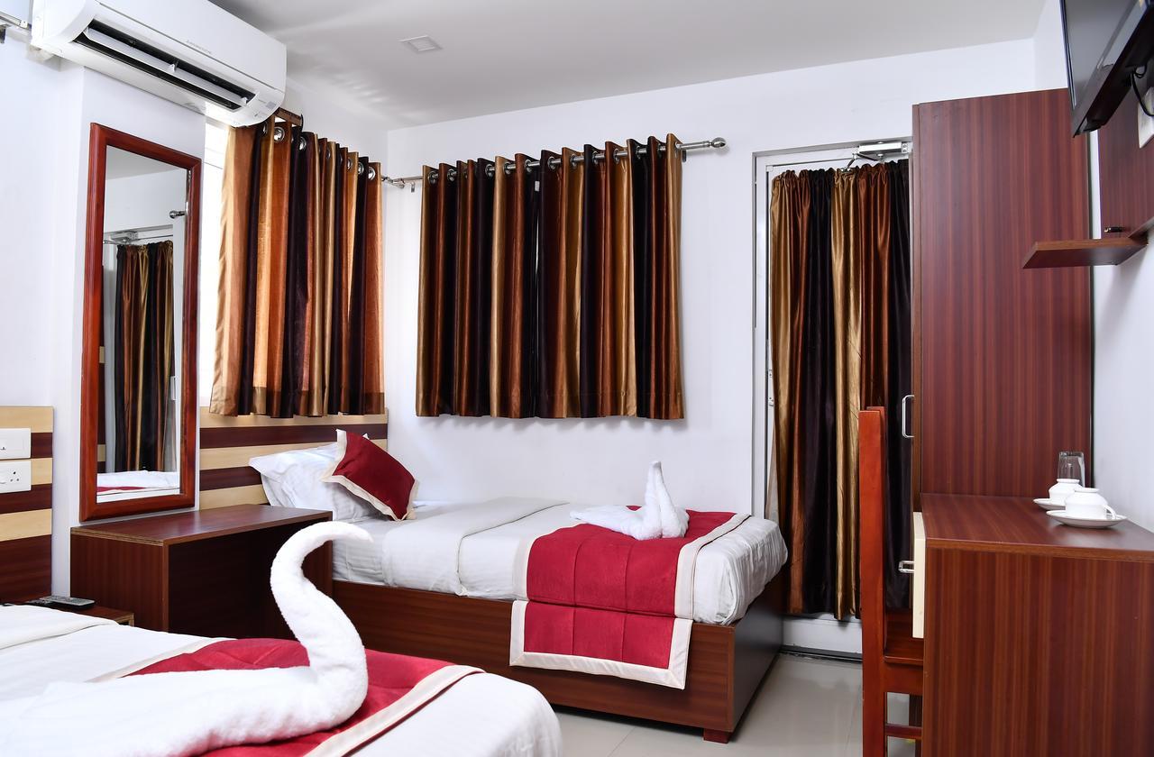 Oyo 18604 Puthens Capitol Inn Kochi Екстериор снимка
