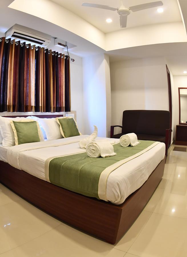 Oyo 18604 Puthens Capitol Inn Kochi Екстериор снимка