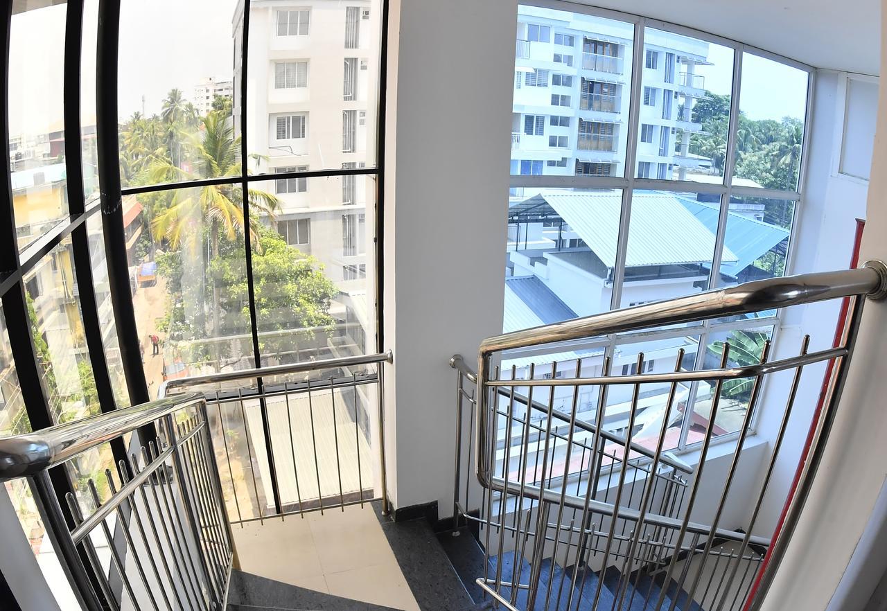 Oyo 18604 Puthens Capitol Inn Kochi Екстериор снимка