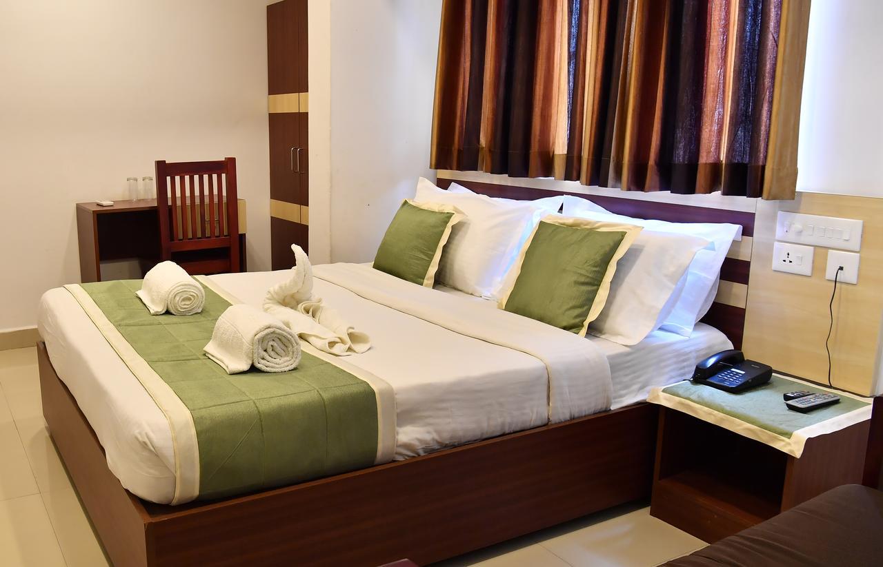 Oyo 18604 Puthens Capitol Inn Kochi Екстериор снимка