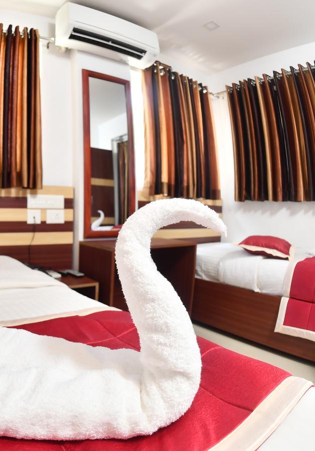 Oyo 18604 Puthens Capitol Inn Kochi Екстериор снимка