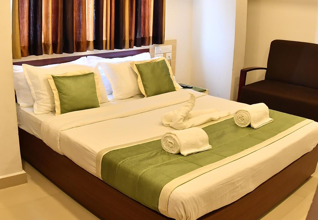 Oyo 18604 Puthens Capitol Inn Kochi Екстериор снимка