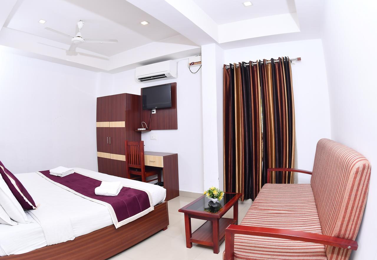 Oyo 18604 Puthens Capitol Inn Kochi Екстериор снимка