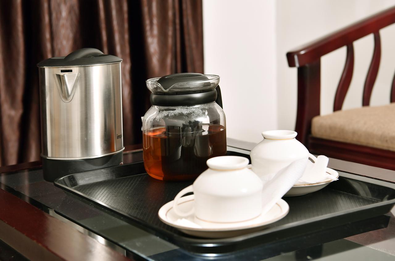 Oyo 18604 Puthens Capitol Inn Kochi Екстериор снимка