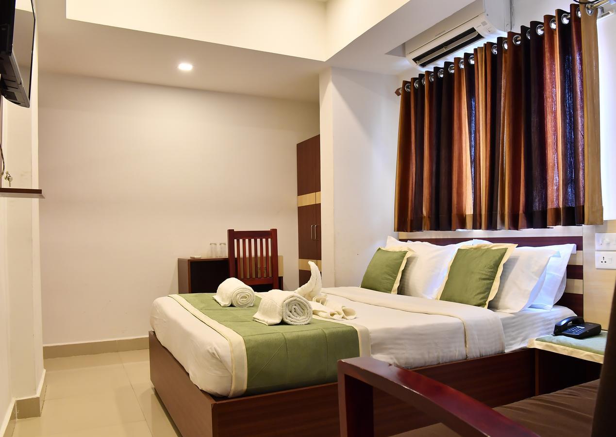 Oyo 18604 Puthens Capitol Inn Kochi Екстериор снимка