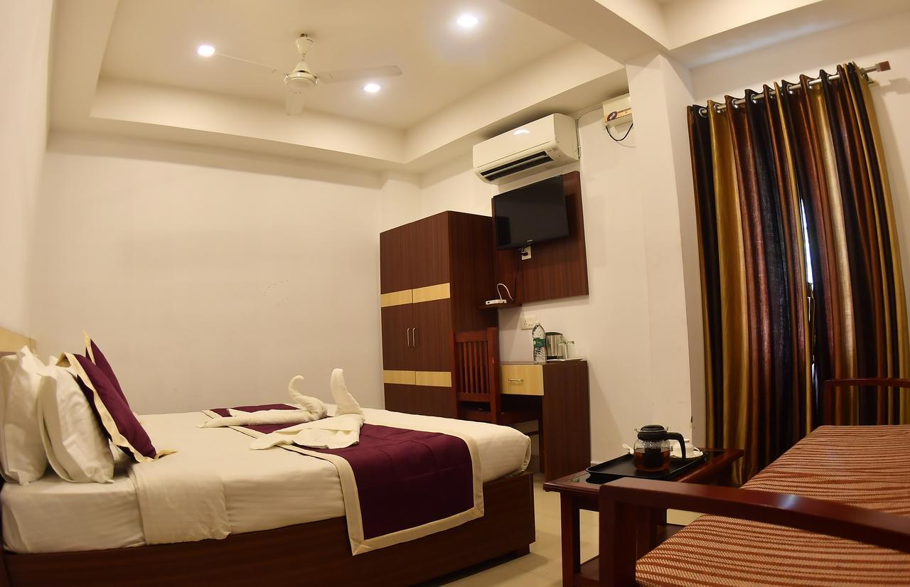 Oyo 18604 Puthens Capitol Inn Kochi Екстериор снимка