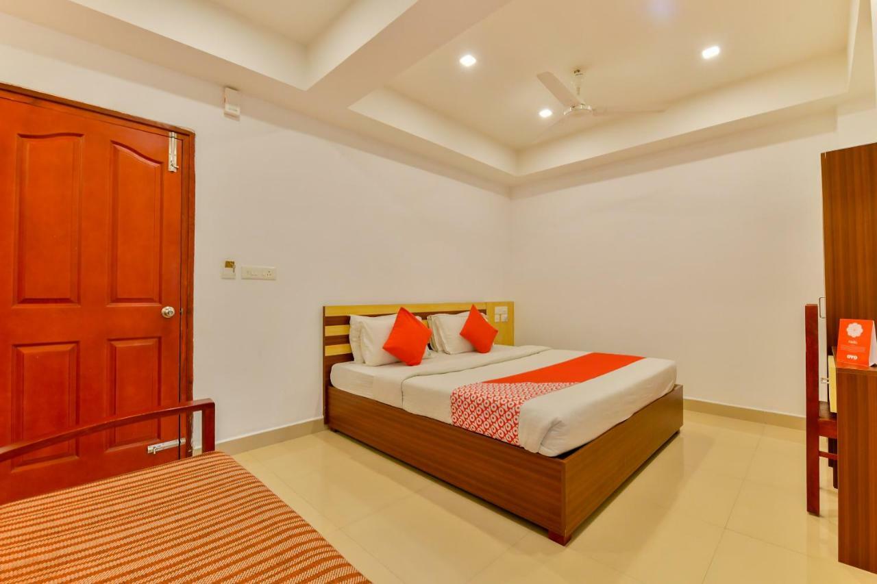 Oyo 18604 Puthens Capitol Inn Kochi Екстериор снимка