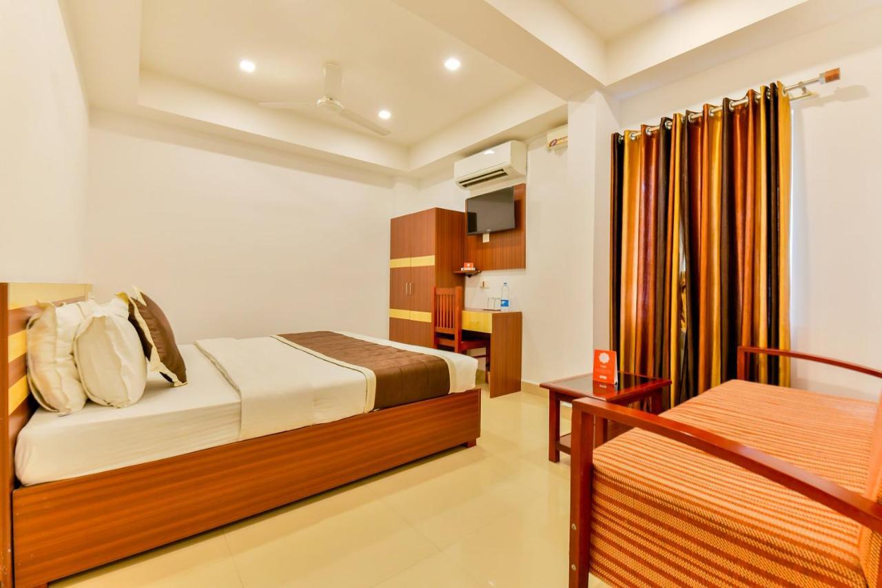Oyo 18604 Puthens Capitol Inn Kochi Екстериор снимка