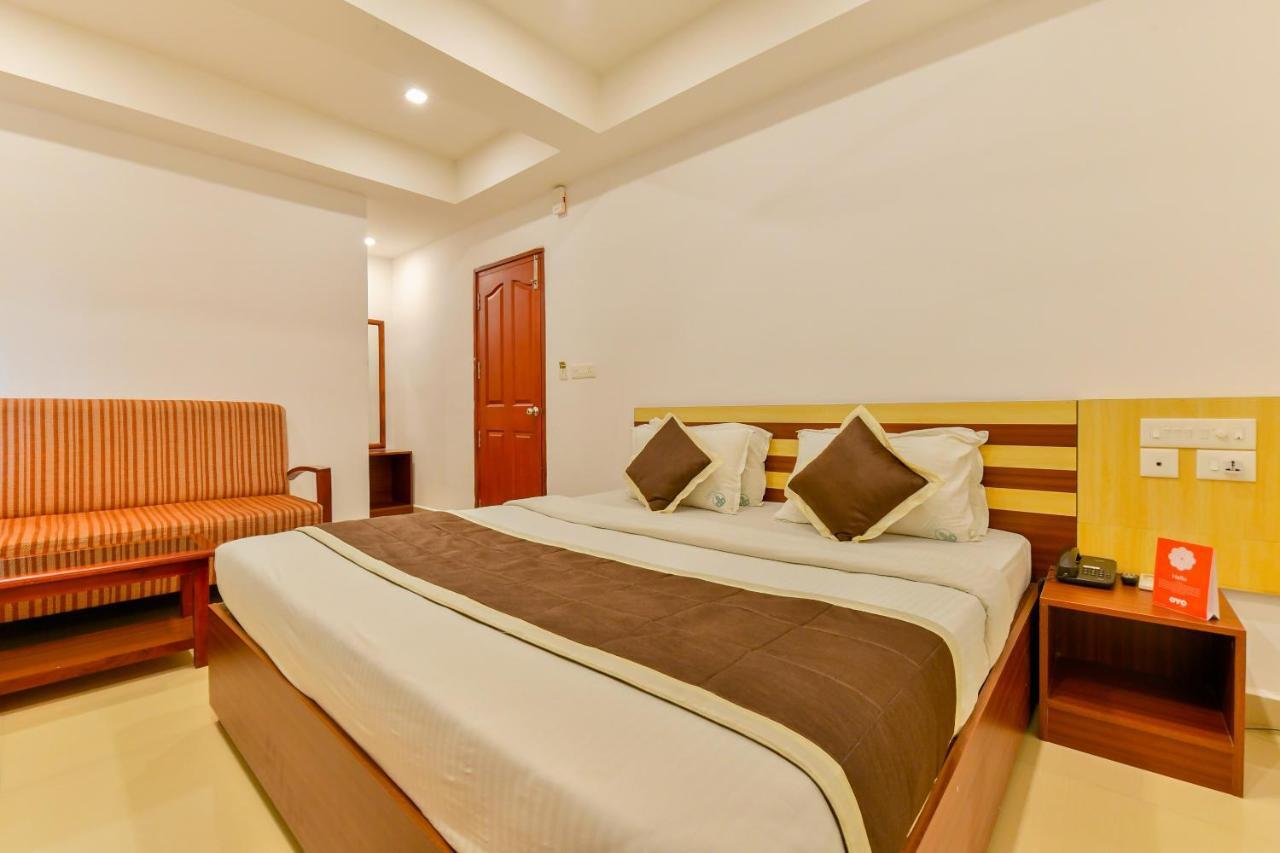 Oyo 18604 Puthens Capitol Inn Kochi Екстериор снимка