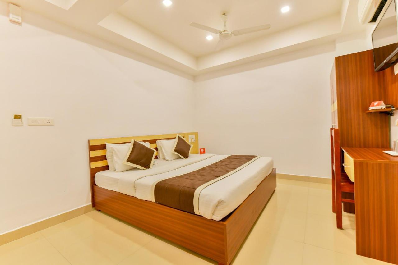 Oyo 18604 Puthens Capitol Inn Kochi Екстериор снимка